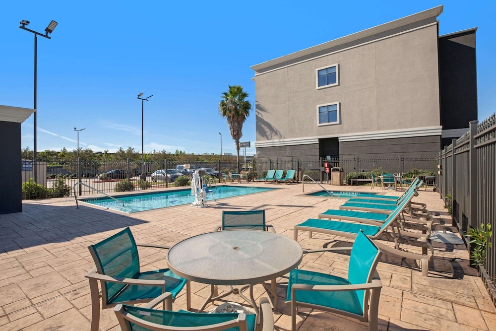 La Quinta Inn & Suites by Wyndham Pasadena North 6/30