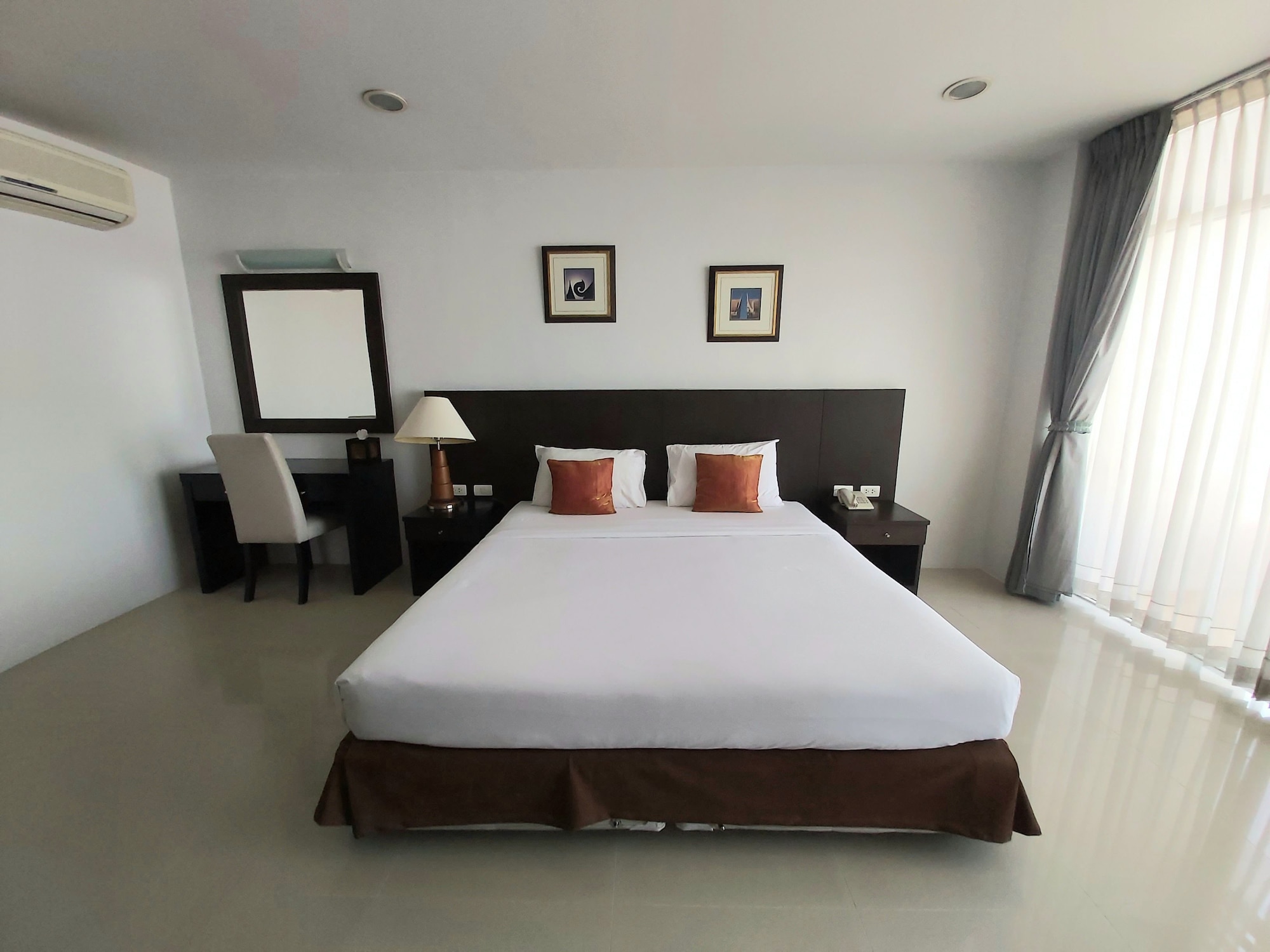 Studio, King Bed