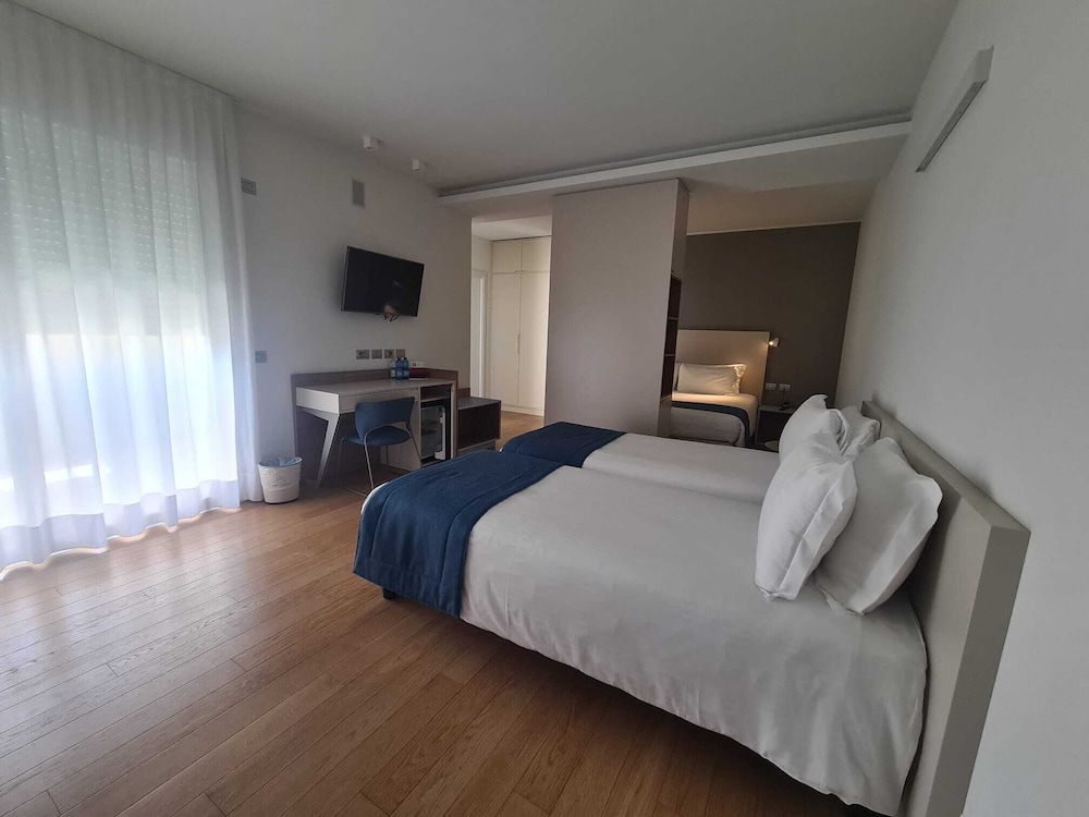 1 BEDROOM, QUADRUPLE, COURTYARD VIEW