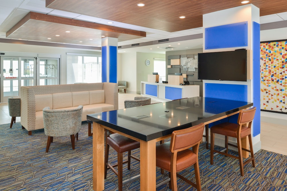 Holiday Inn Express Suites Chadron 58/76