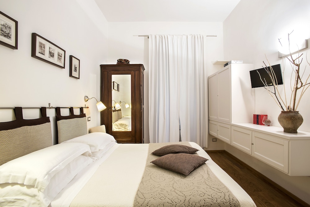 Arco Del Lauro Bed & Breakfast 8/25
