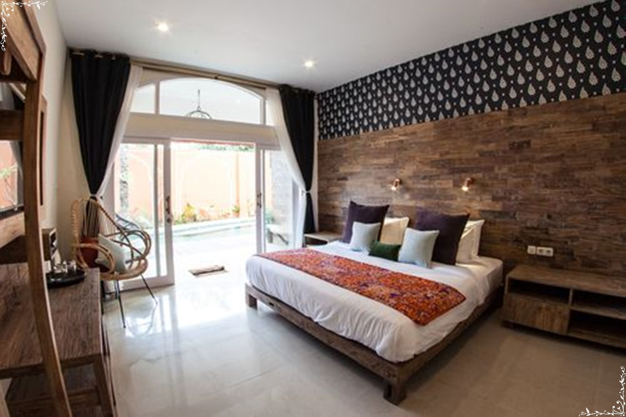 ROOM, KING BED, POOL SIDE