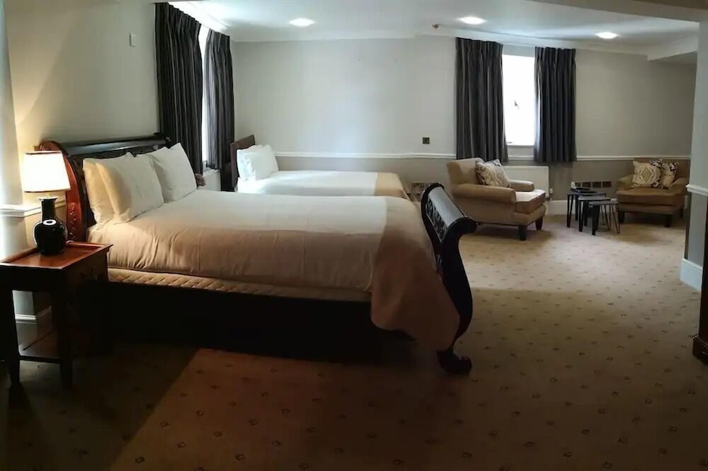 Tudor Lodge Hotel 10/45