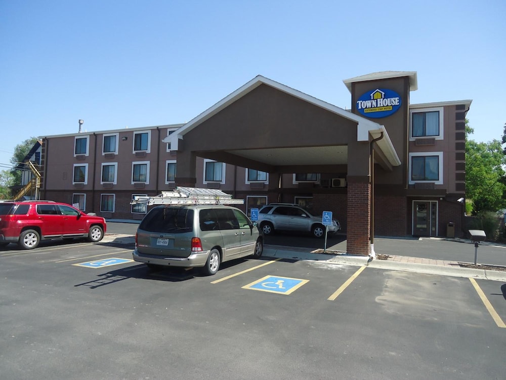 Town House Extended Stay Hotel Downtown 55/64