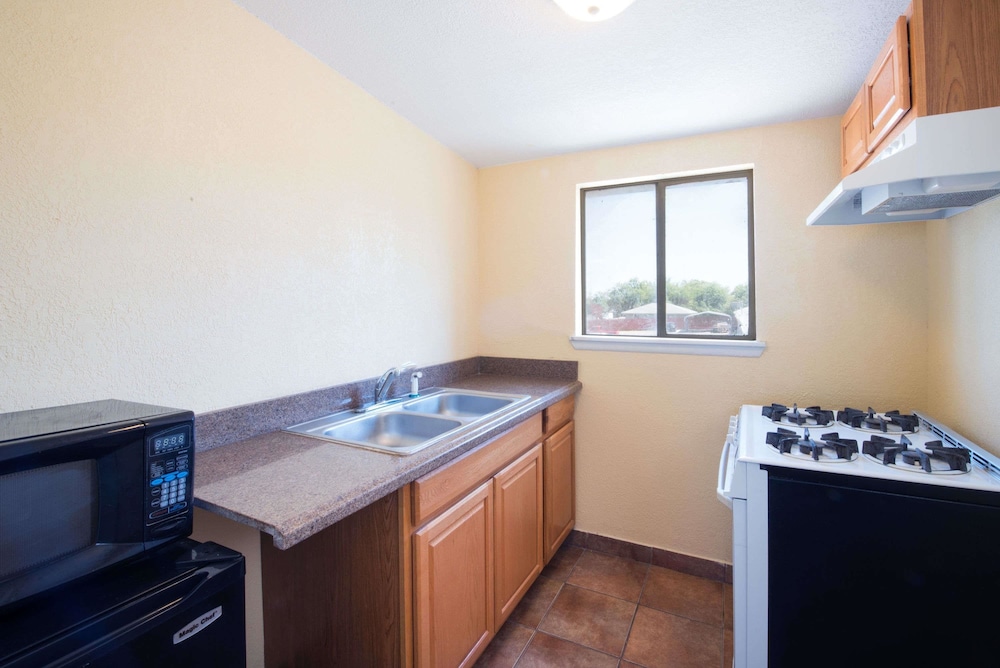 Executive Inn and Kitchenette Suites 27/34