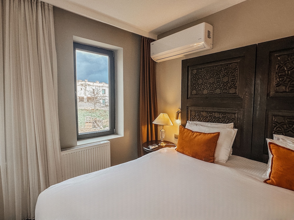 ROYAL, DOUBLE OR TWIN BED