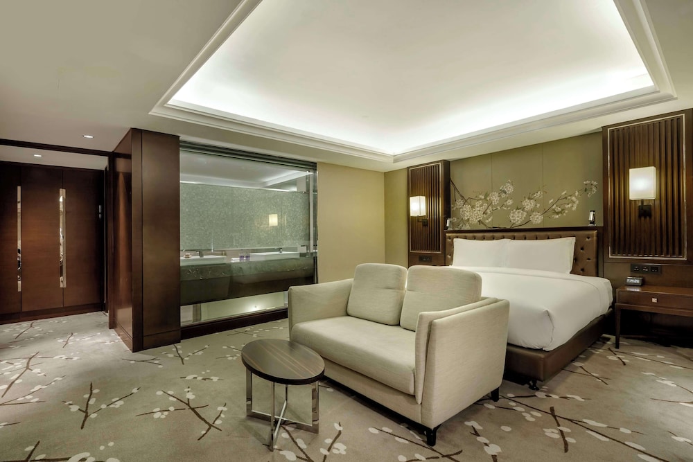 Ambassador, Suite, King Bed