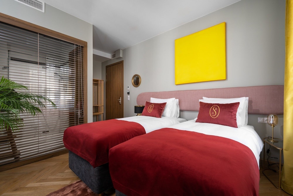 CLASSIC, TWIN BEDS, CITY VIEW
