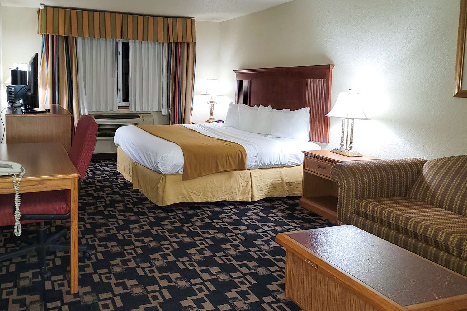 Comfort Inn & Suites Shakopee Downtown Area 8/23