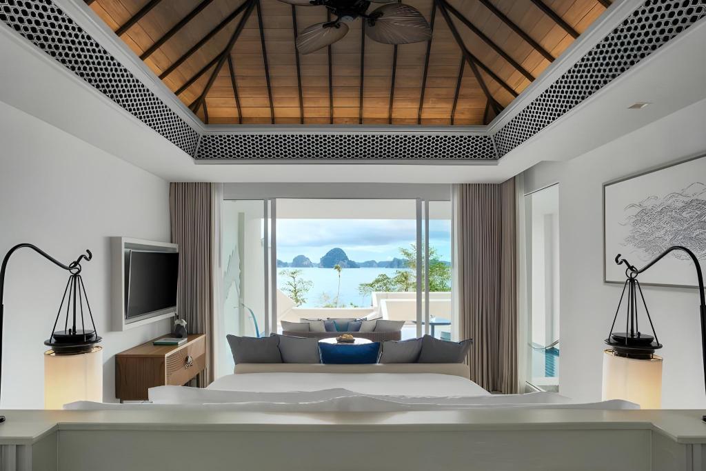 Pool, Suite, 2 Queen Beds, Partial Ocean View