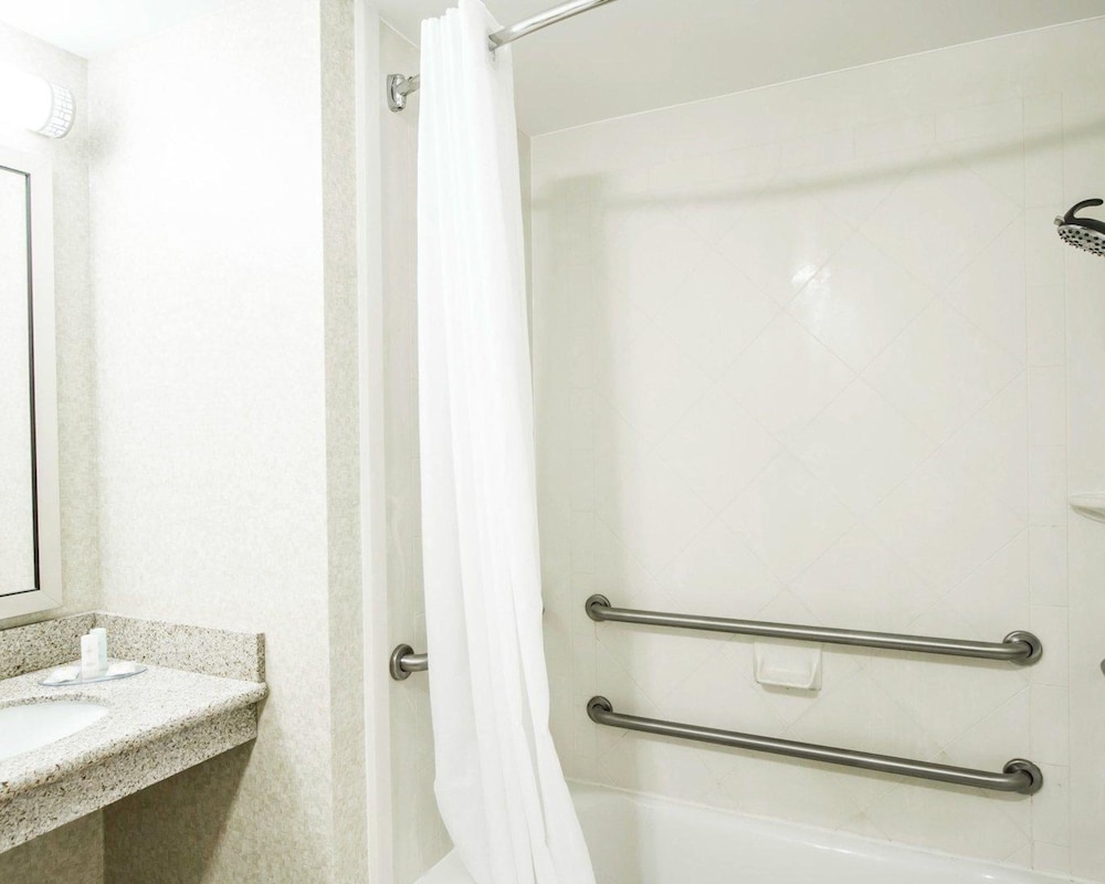 Comfort Inn and Suites Scarborough - Portland 15/55