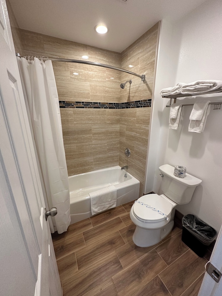 Town and Country Inn 49/50