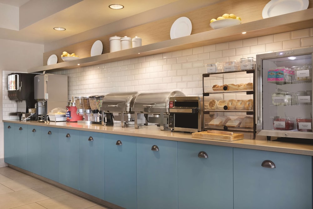 Country Inn & Suites by Radisson, Brooklyn Center, MN 7/30