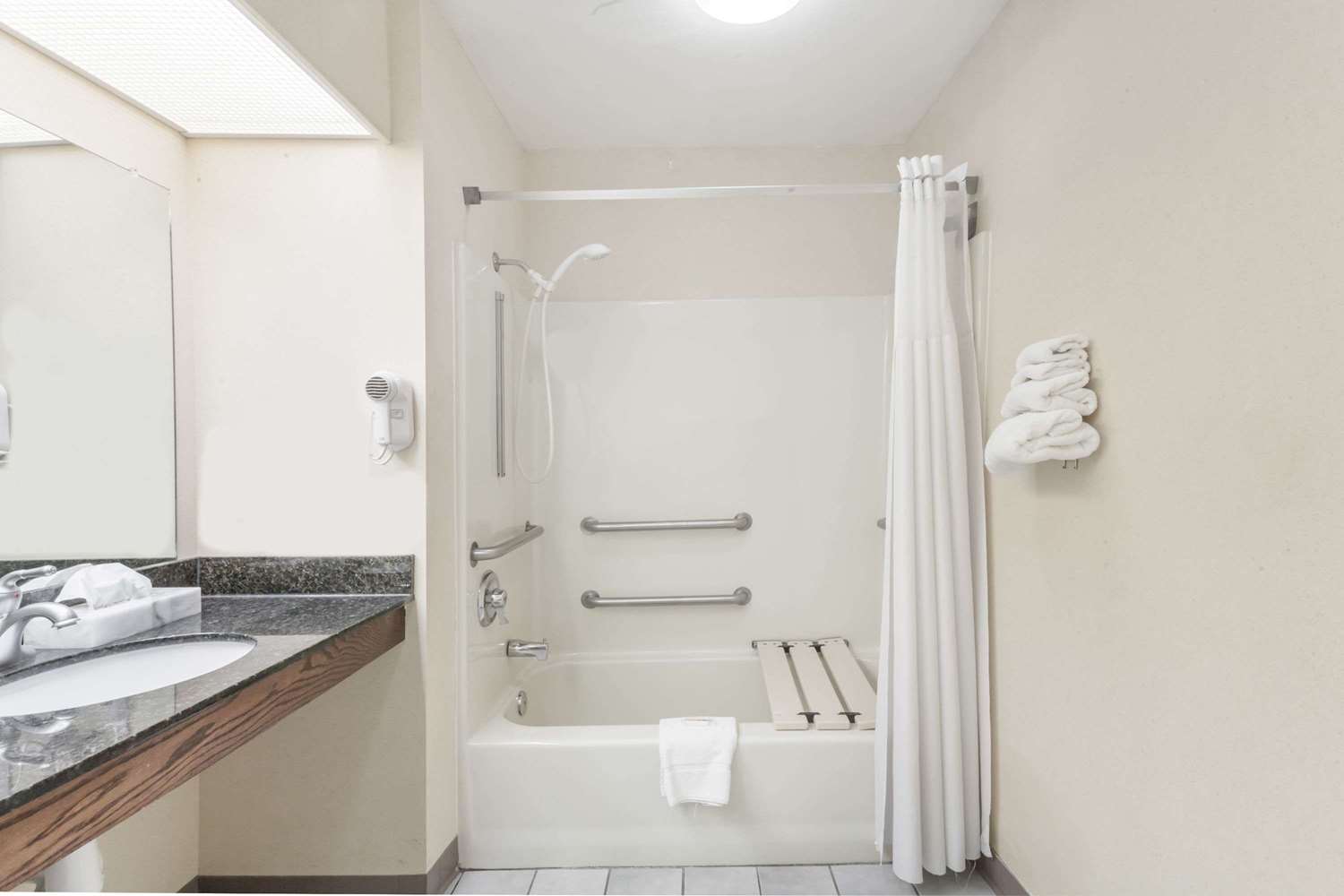 Baymont by Wyndham Hickory 23/24