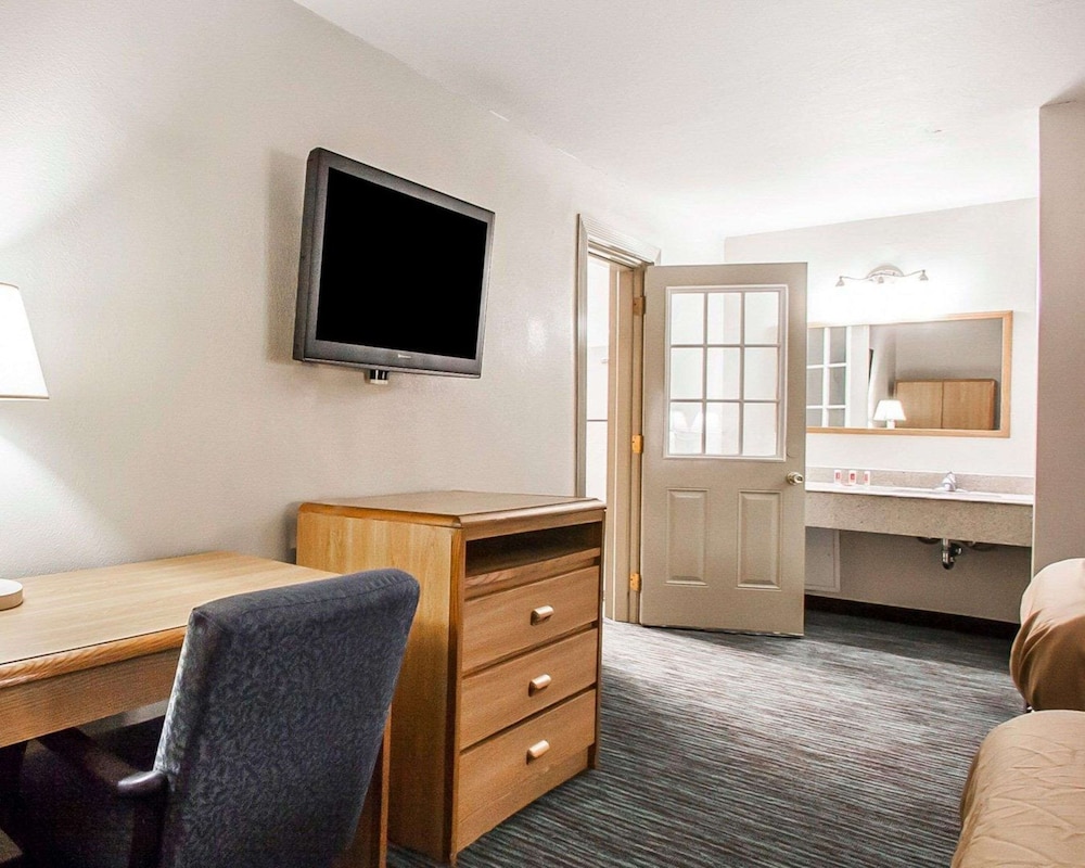 Econo Lodge Inn & Suites Jackson Northwest 37/38