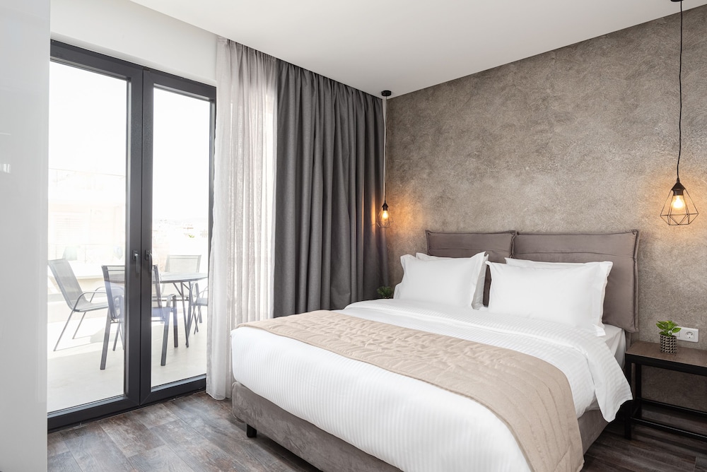2 BEDROOMS, CLASSIC, SUITE, QUEEN AND TWIN BEDS