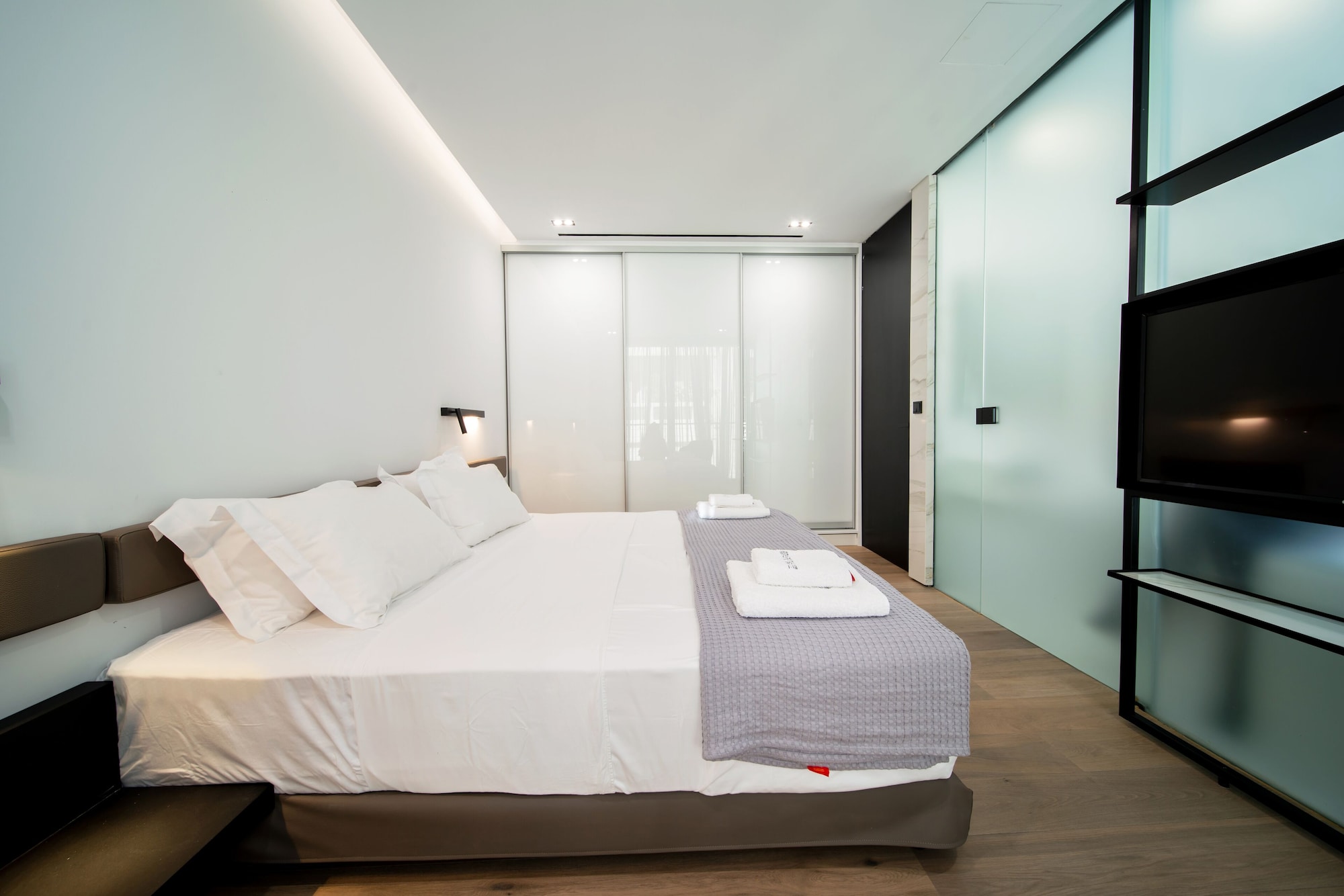 1 Bedroom, Executive, Suite, King Bed, Front View, Sofa, Jetted Tub