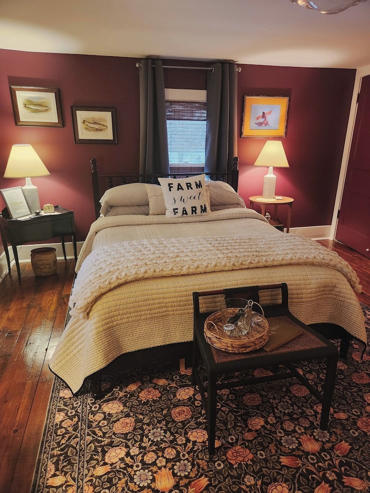 Applesauce Inn Bed and Breakfast 8/22