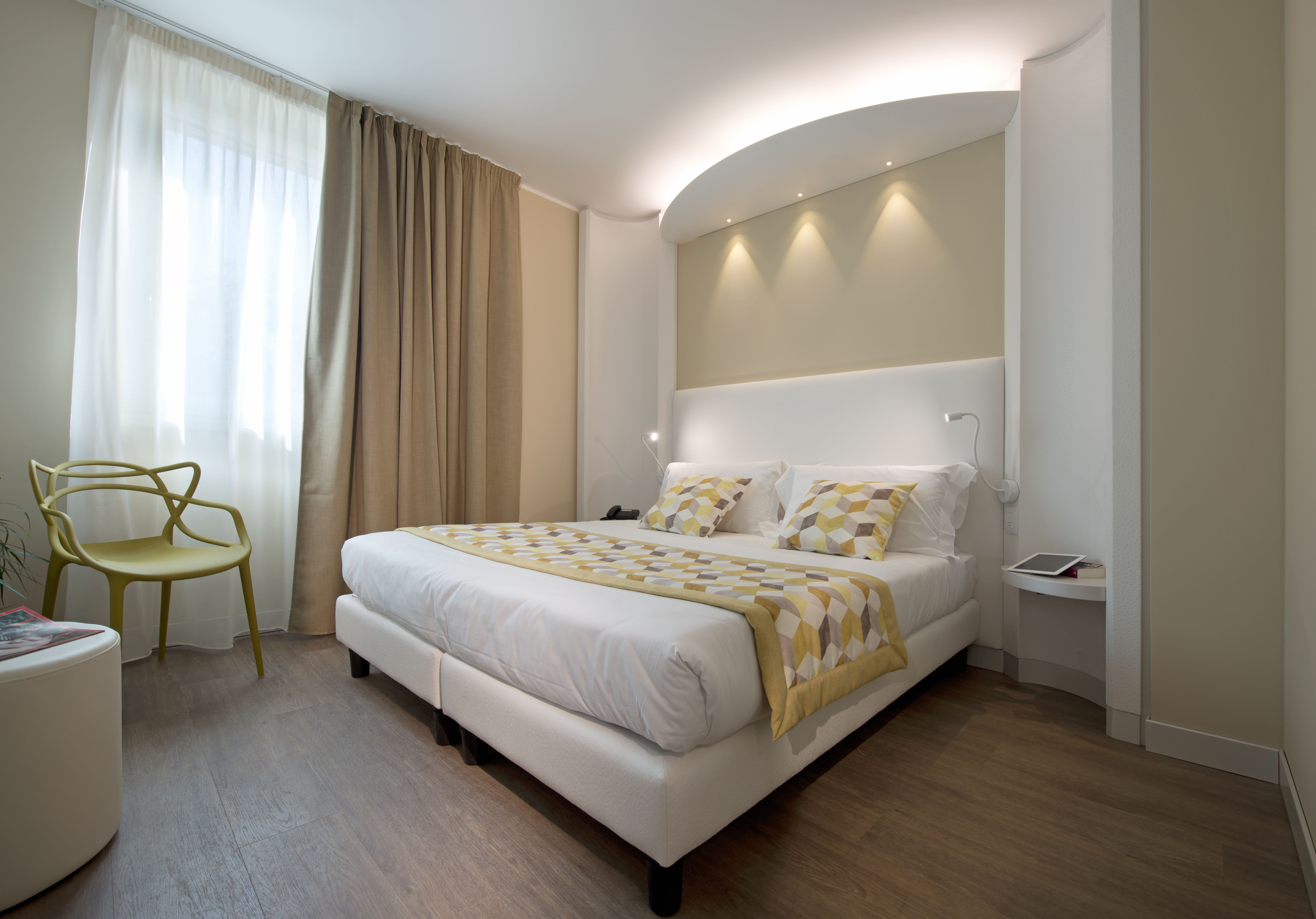 DELUXE, DOUBLE OR TWIN BED