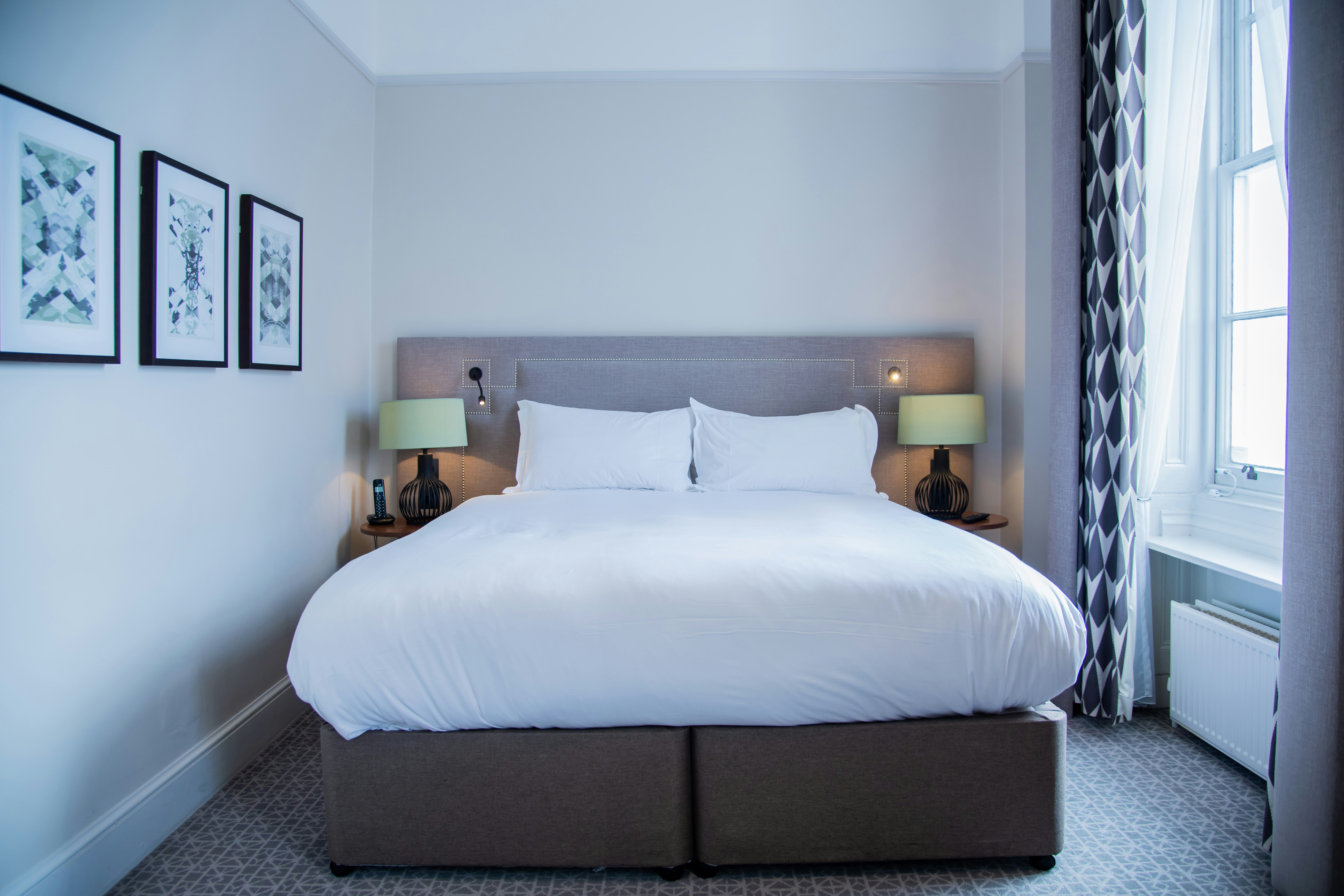 DELUXE, KING BED