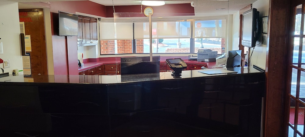 Red Roof Inn and Suites Cornelius Lake Norman 3/34