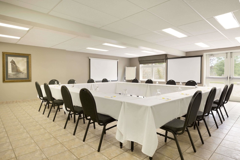 Days Inn By Wyndham Orillia 24/28