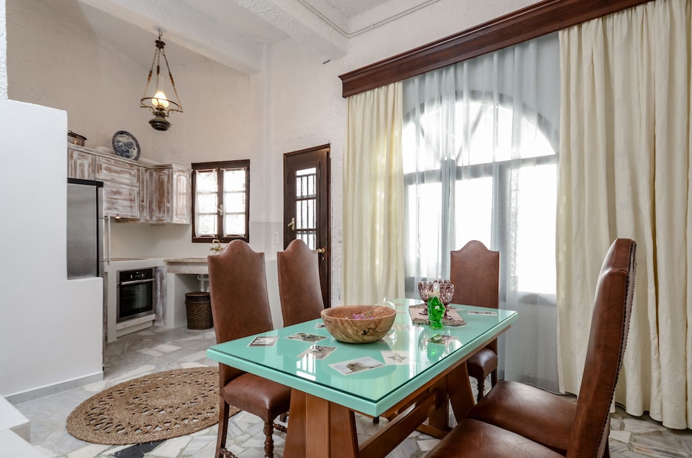 Naxos Center Houses 31/50