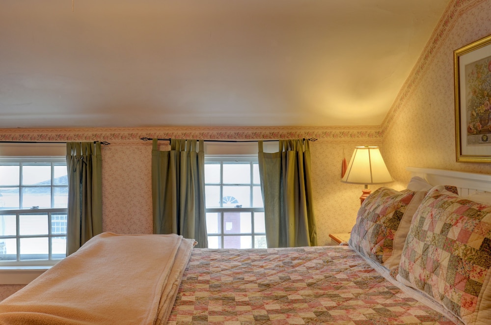 Melville House Newport 11/23