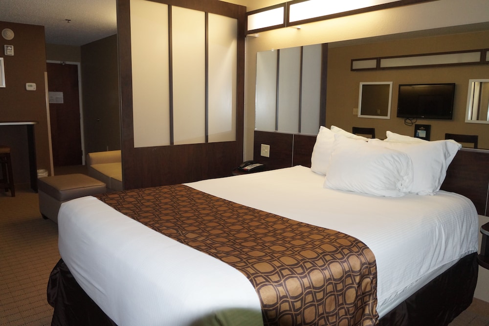 Deluxe, Queen Bed, Accessible