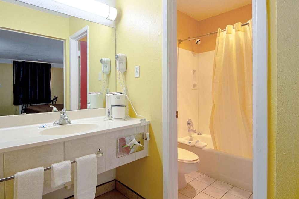 Economy Inn Suites 38/44