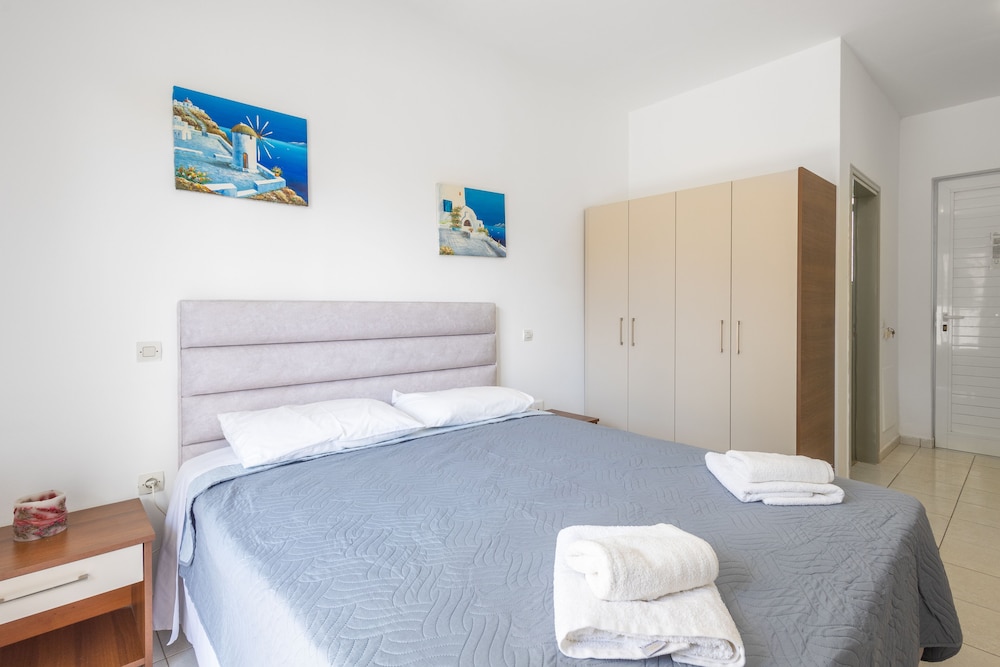 Johnhara Studios And Apartments 14/27