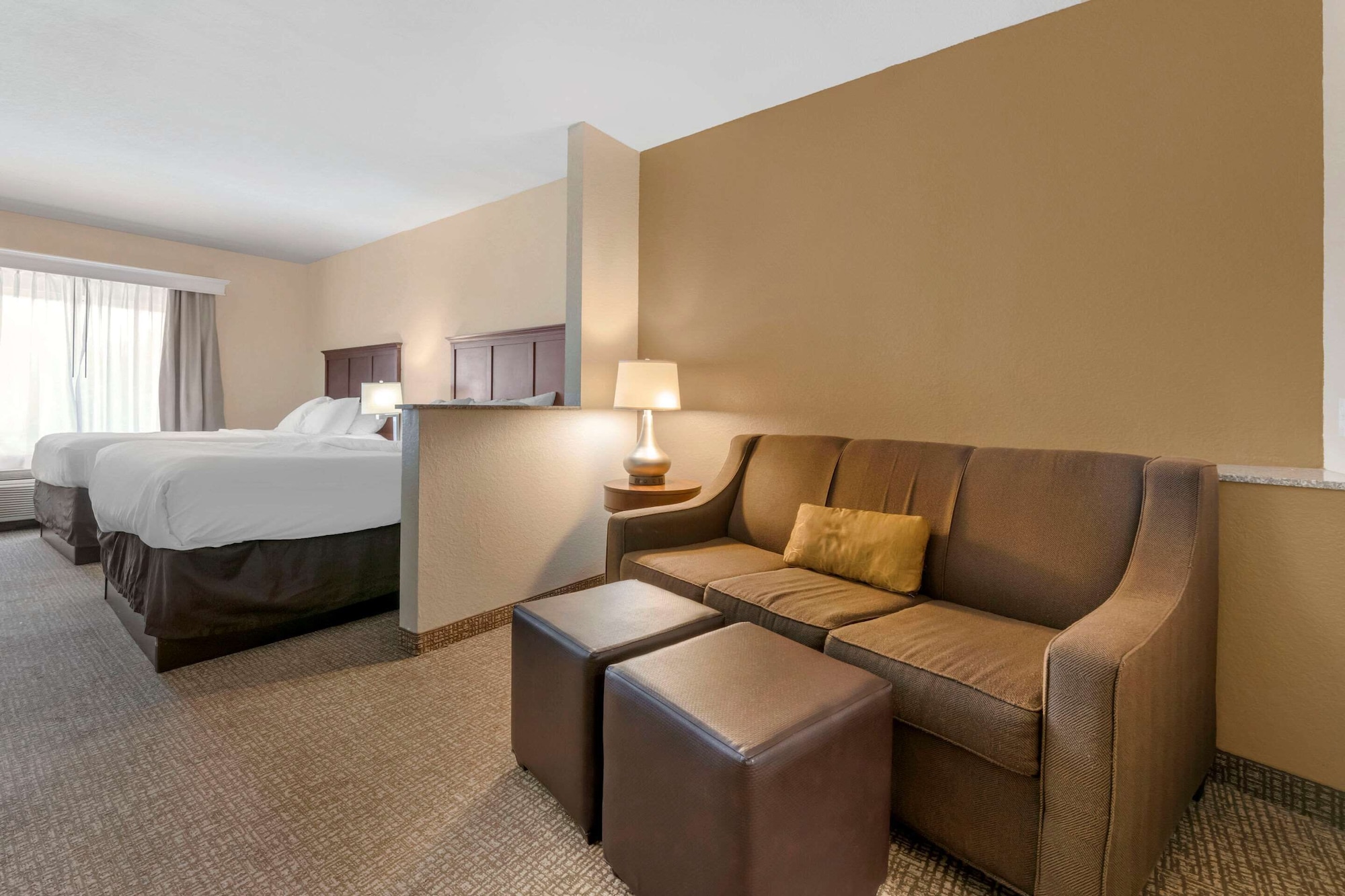جناح بسريرين كوين بغرفة نوم واحدة مع أريكة لذوي الإعاقة، Comfort Suites Ocala - North 4/10