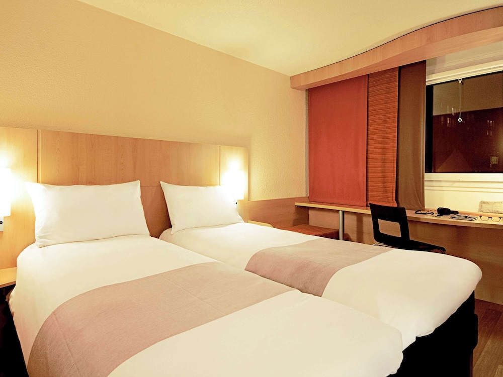 ROOM, TWIN BEDS