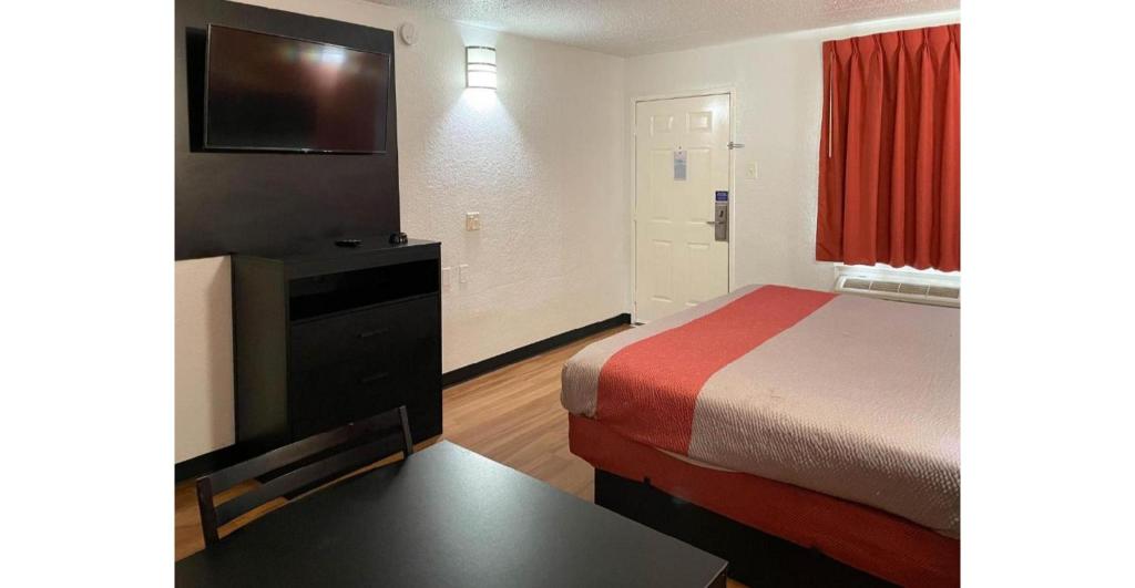 1 King Bed - Smoking, Micfridge، Studio6 Houston, TX - Brookhollow 5/9