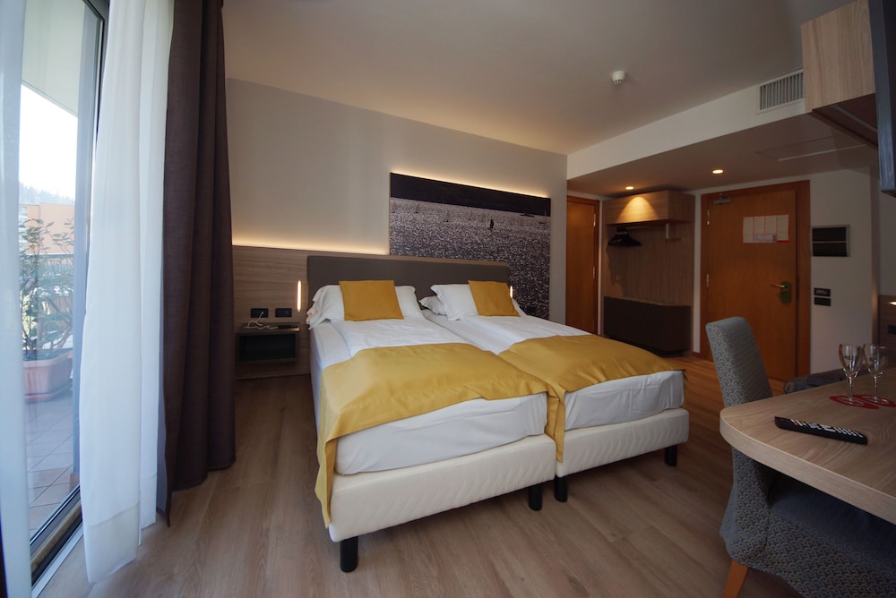 Hotel Ambassador Suite 10/73