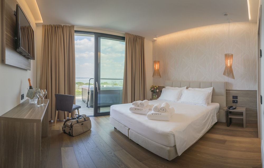 PANORAMIC, SUITE, PARTIAL LAKE VIEW, JETTED TUB