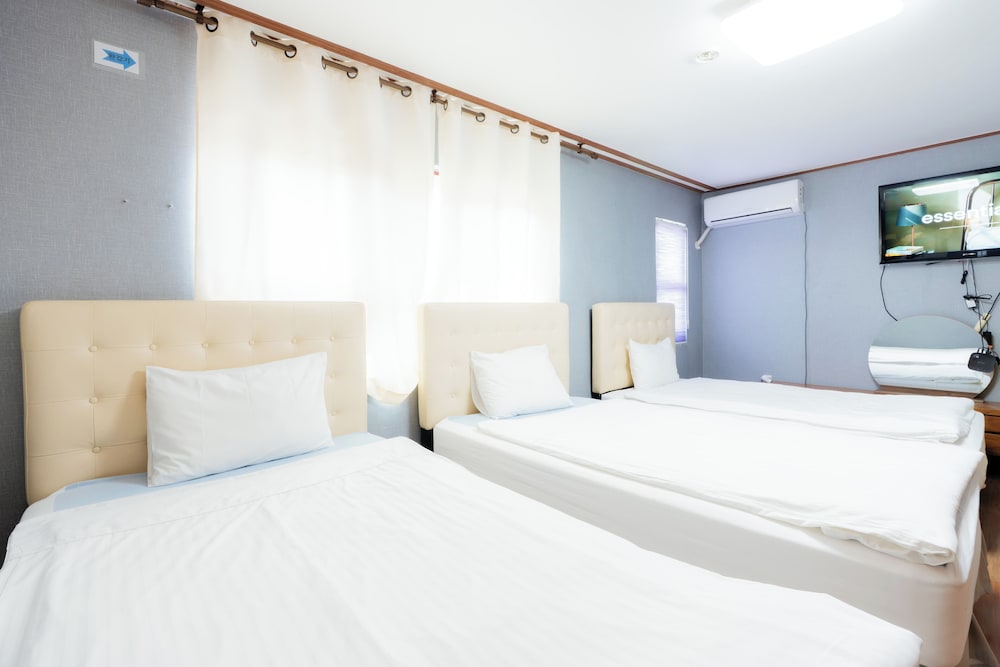 EQ Stay Hotel 12/50