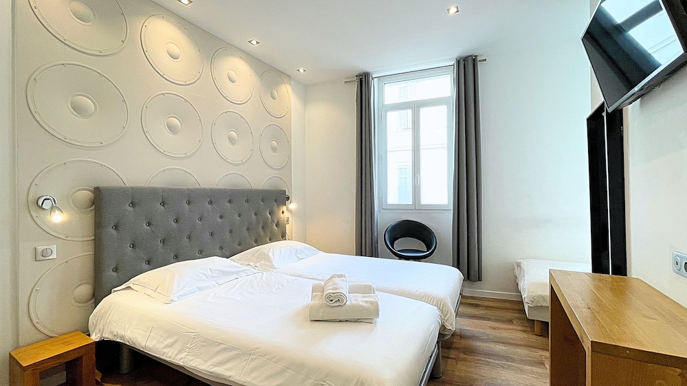 غرفة ثلاثية بسرير مزدوج وسرير فردي، Le Florian Hotel 2/10