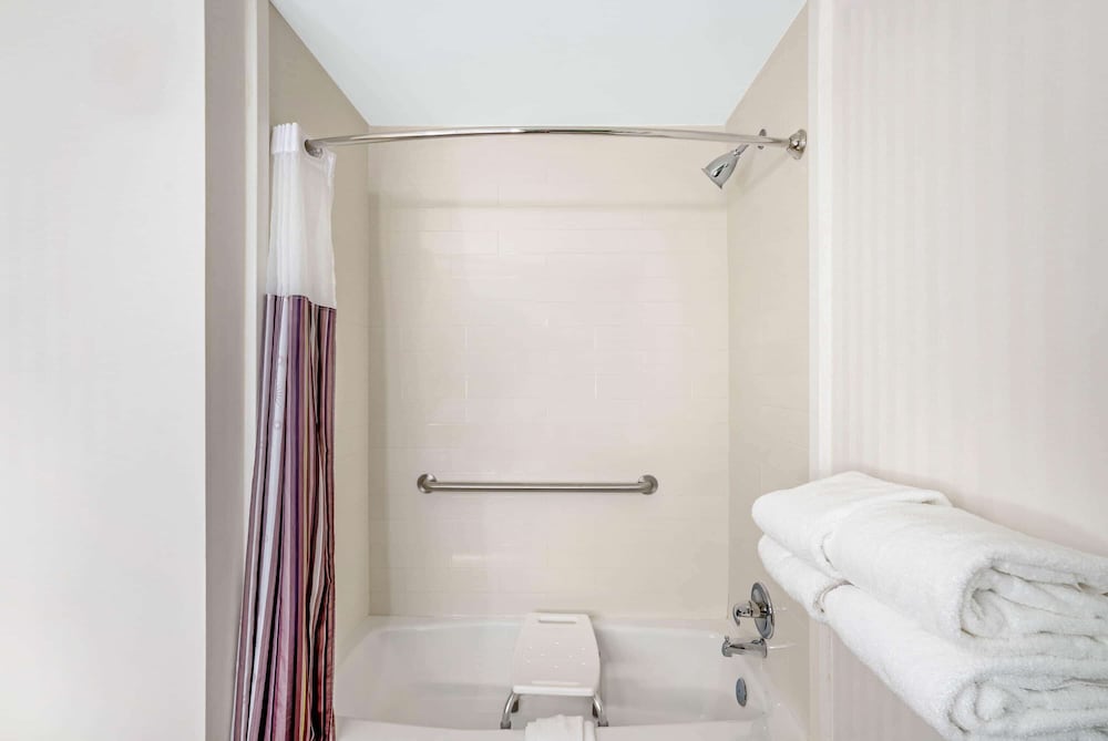 La Quinta Inn And Suites By Wyndham Columbus Ms 27/29