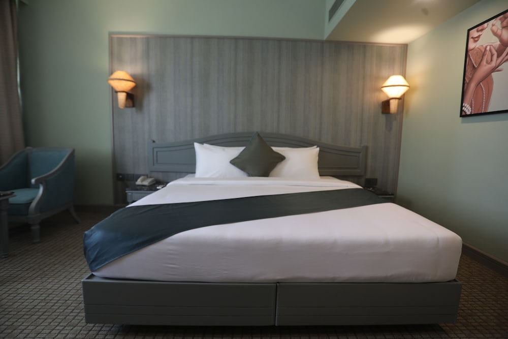 THE INTERNATIONAL HOTEL 14/40