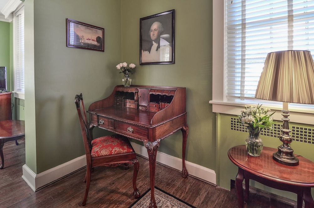 Cedars of Williamsburg Bed & Breakfast 35/50