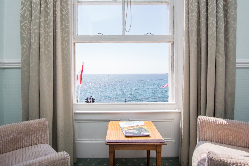 Queens Hotel 30/66