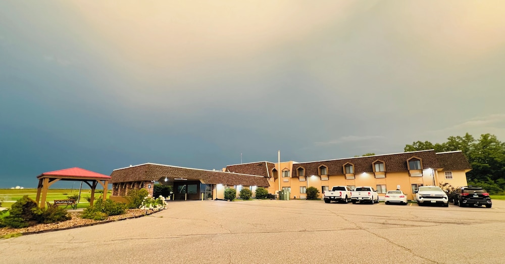 Hometown Inn Suites 3/50