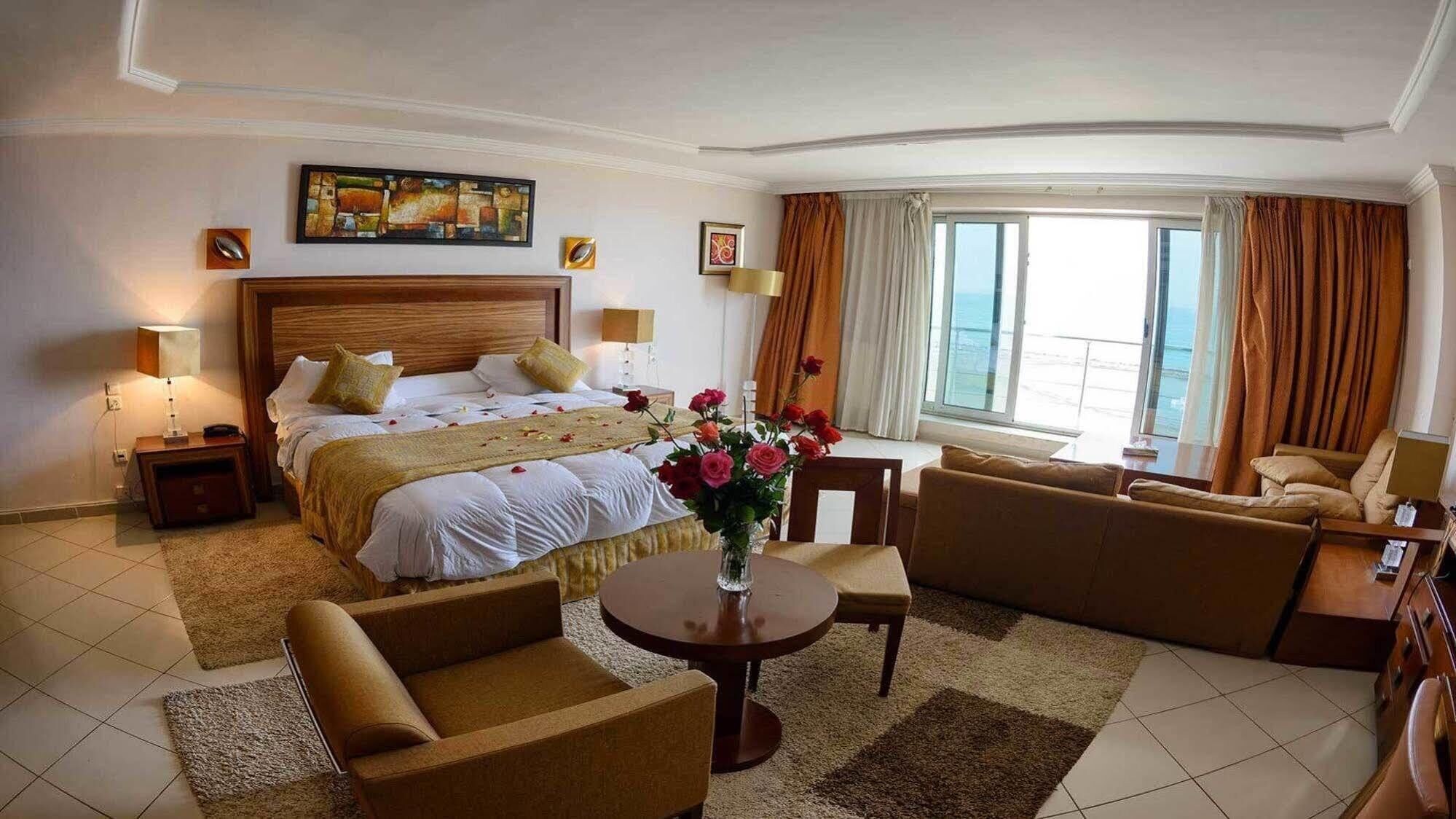 ROOM, TRIPLE, 1 QUEEN AND 1 SINGLE BED