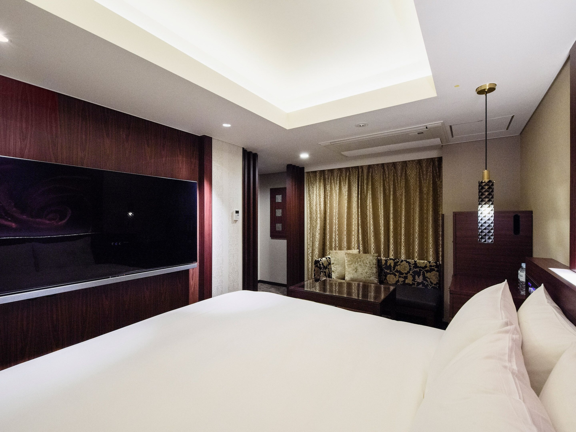 DELUXE, DOUBLE BED, SMOKING