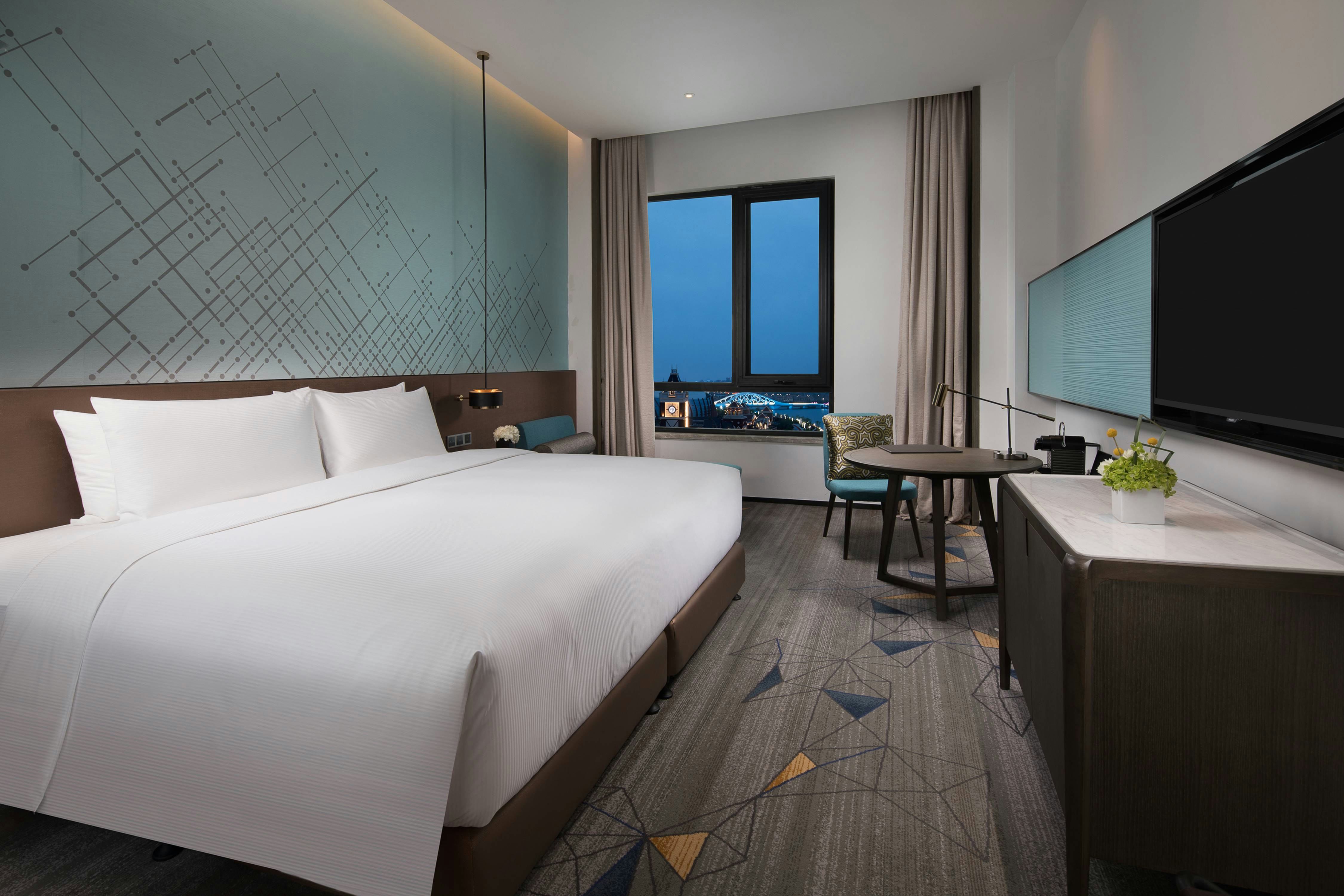GUEST ROOM, KING BED