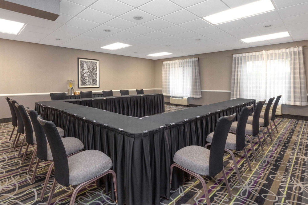 La Quinta Inn & Suites by Wyndham Clifton/Rutherford 35/50