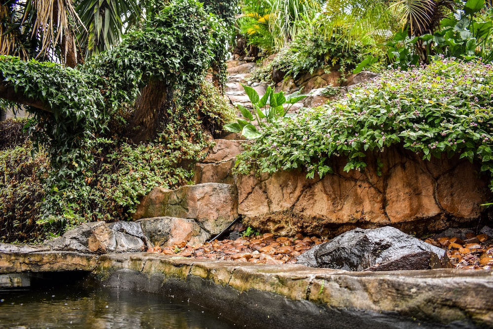 Waterfalls Boutique Hotel 44/50