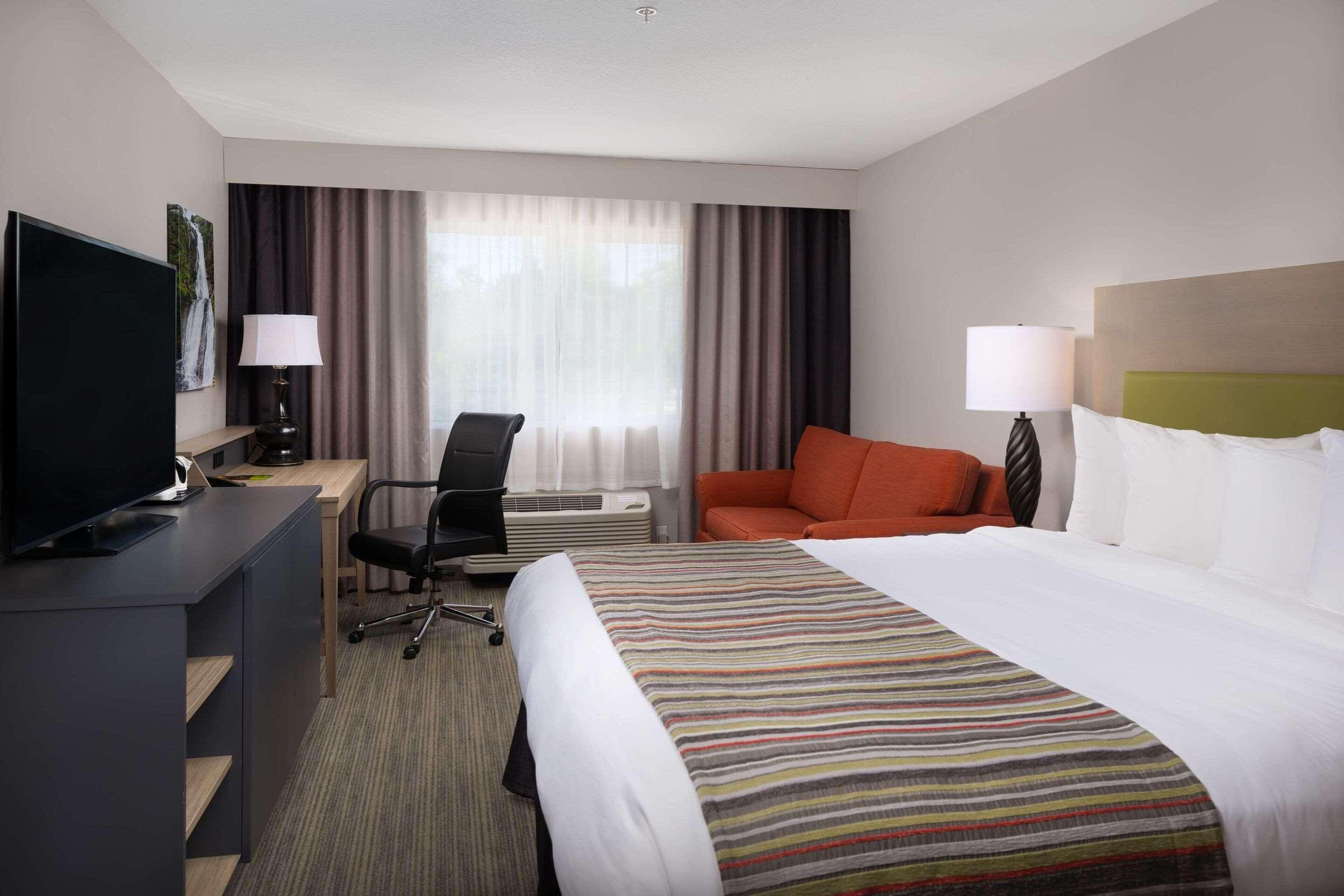 ROOM, QUEEN BED, ACCESSIBLE