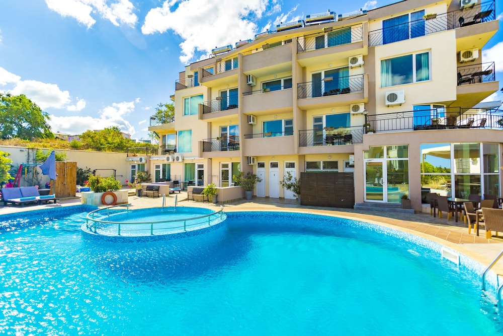 Selena Beach Hotel 4/68